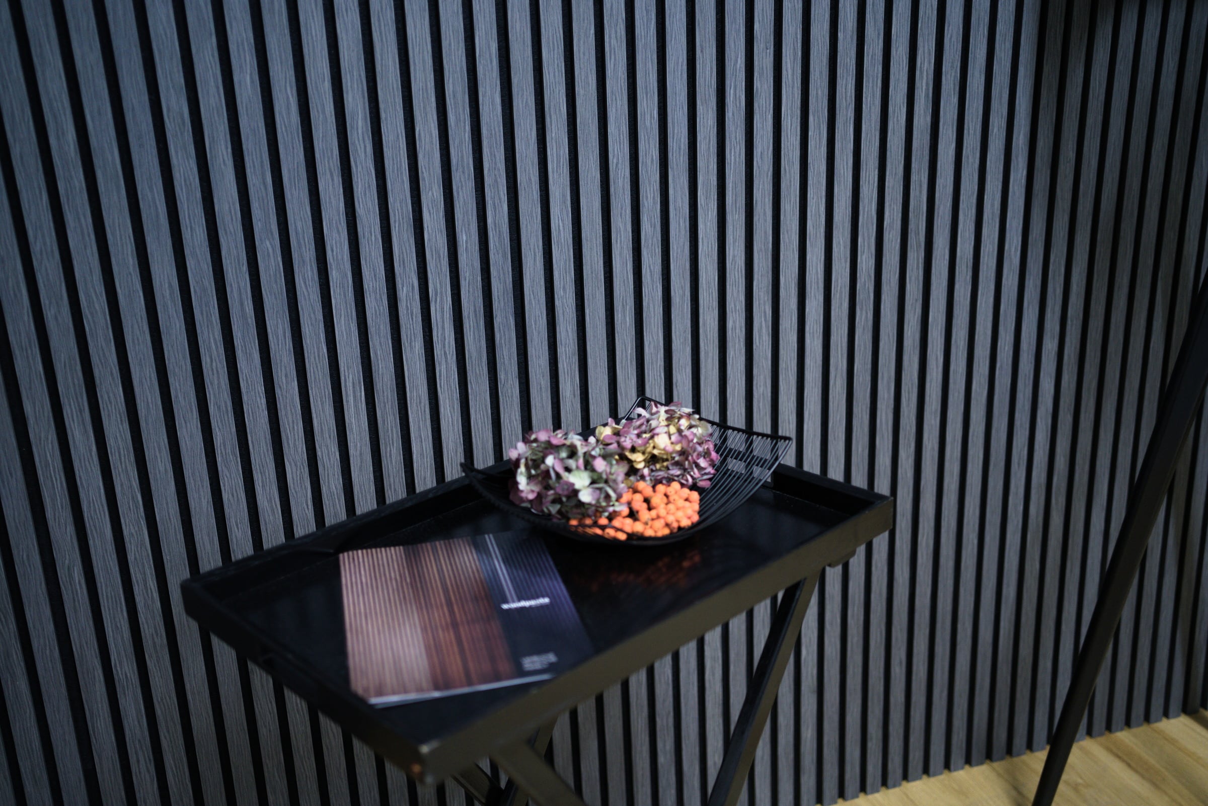 servírovací stolek před lamelovou stěnou šedý dub